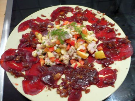 Matjestatar auf Rote Bete Carpaccio