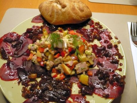 Matjestatar auf Rote Bete Carpaccio