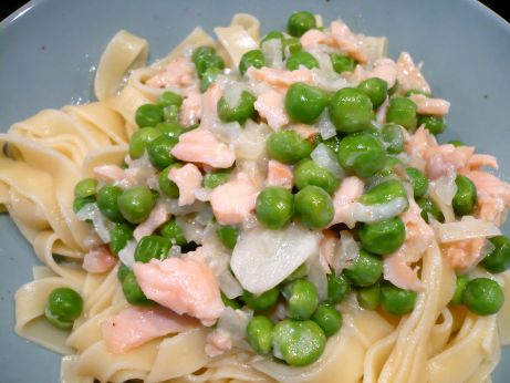 Pasta mit Lachs und Erbsen