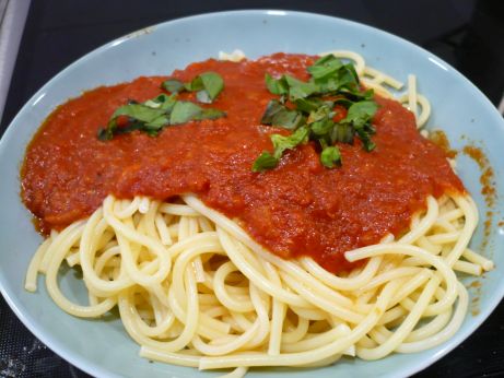 Spaghetti mit Tomatensoße