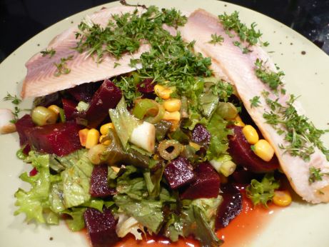 Rote Bete Salat mit Forelle