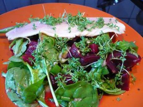 Rote Bete Salat mit Forelle